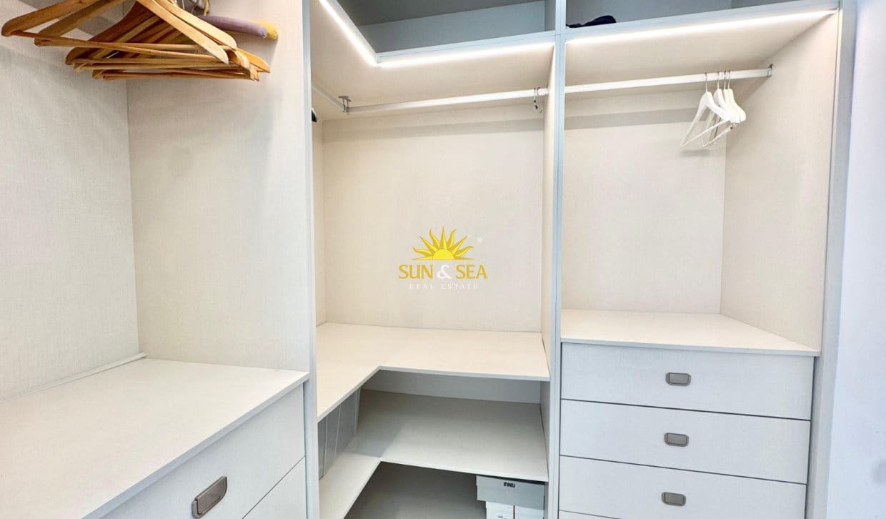 Appartement de 3 chambres à louer à Torrevieja avec piscine - 1 300 € (Ref: 9918790)