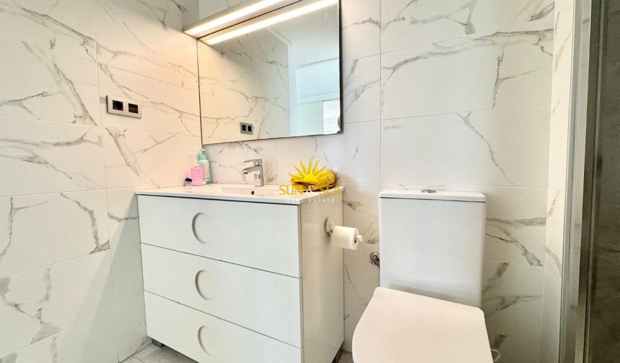 Appartement de 3 chambres à louer à Torrevieja avec piscine - 1 300 € (Ref: 9918790)