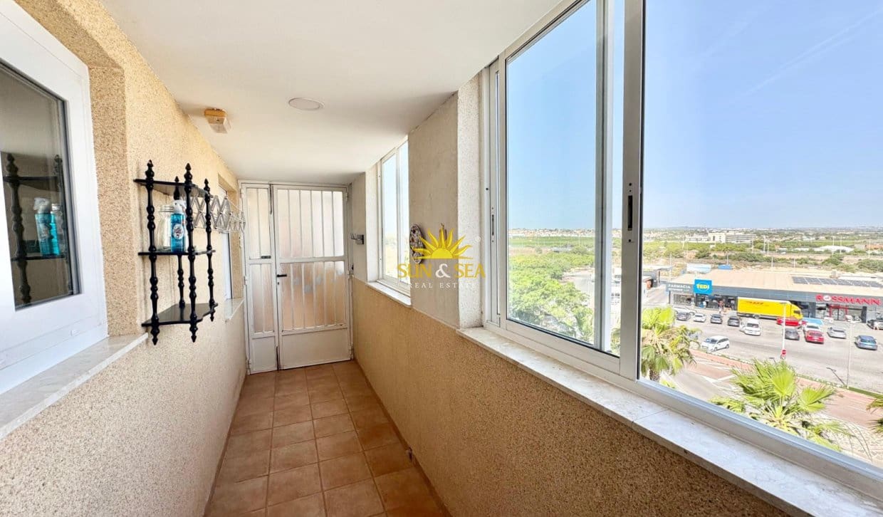 Appartement de 3 chambres à louer à Torrevieja avec piscine - 1 300 € (Ref: 9918790)