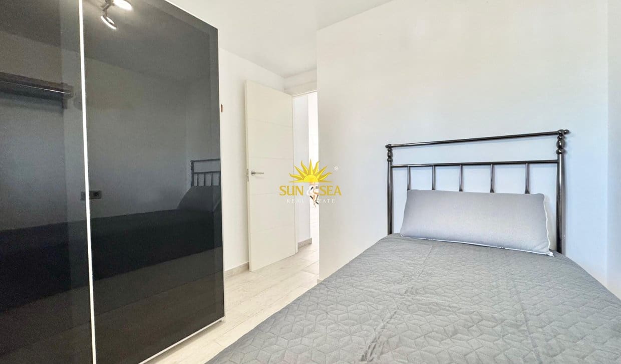 Appartement de 3 chambres à louer à Torrevieja avec piscine - 1 300 € (Ref: 9918790)