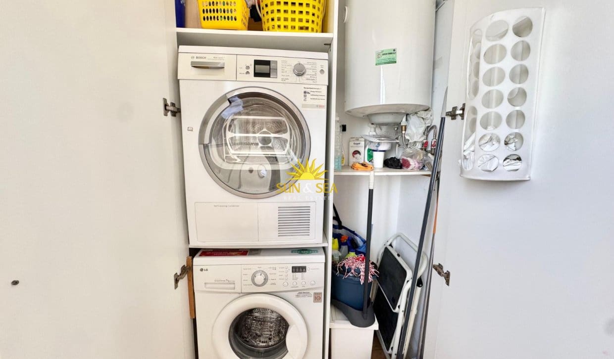 Appartement de 3 chambres à louer à Torrevieja avec piscine - 1 300 € (Ref: 9918790)
