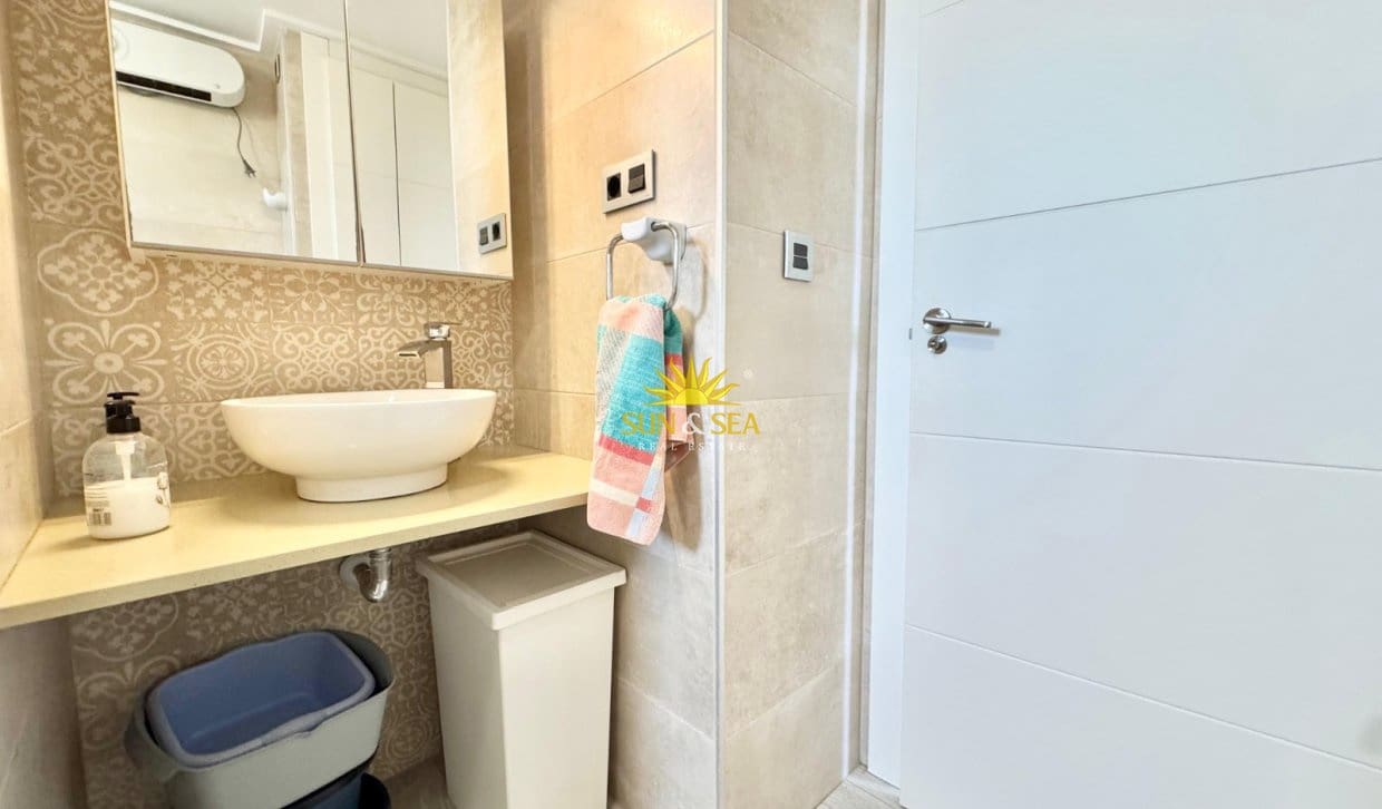 Appartement de 3 chambres à louer à Torrevieja avec piscine - 1 300 € (Ref: 9918790)