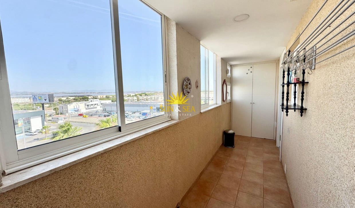 Appartement de 3 chambres à louer à Torrevieja avec piscine - 1 300 € (Ref: 9918790)