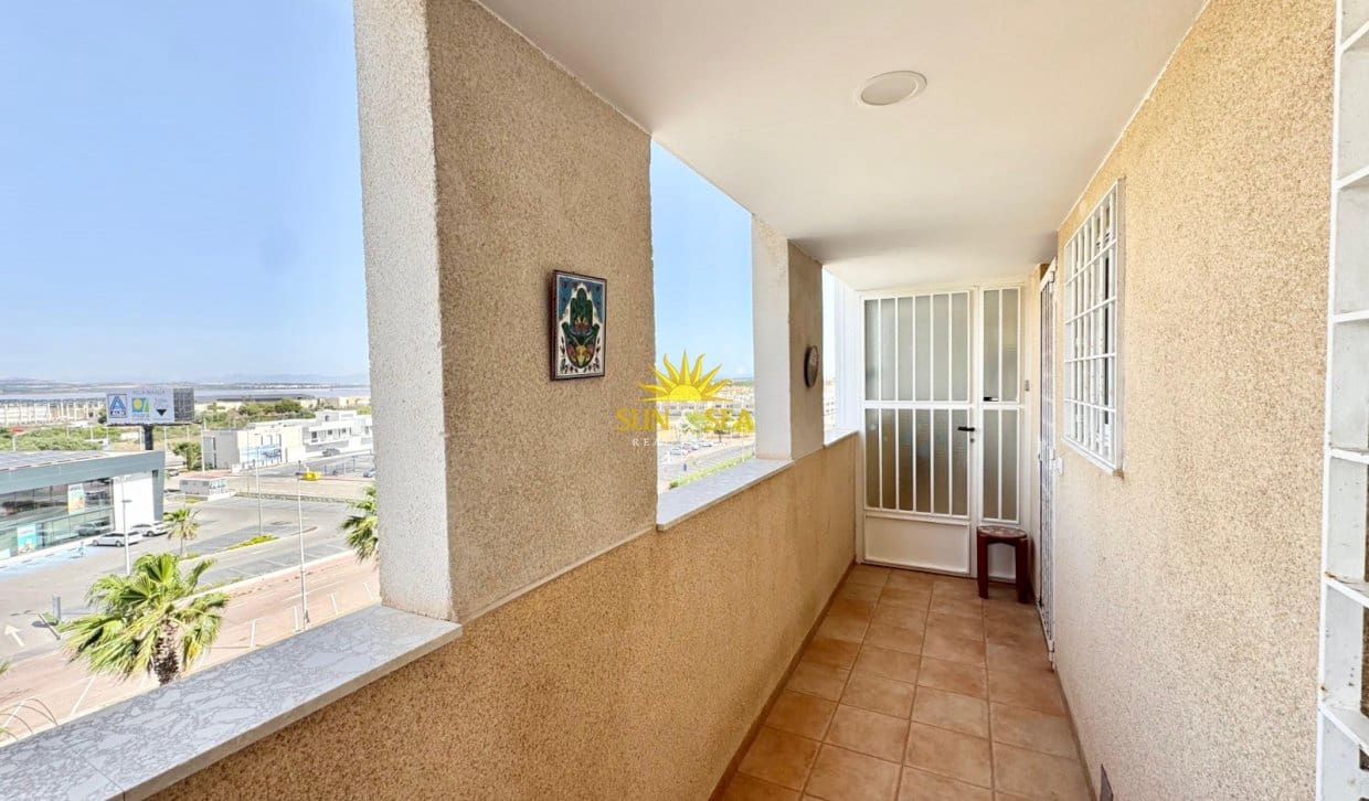 Appartement de 3 chambres à louer à Torrevieja avec piscine - 1 300 € (Ref: 9918790)