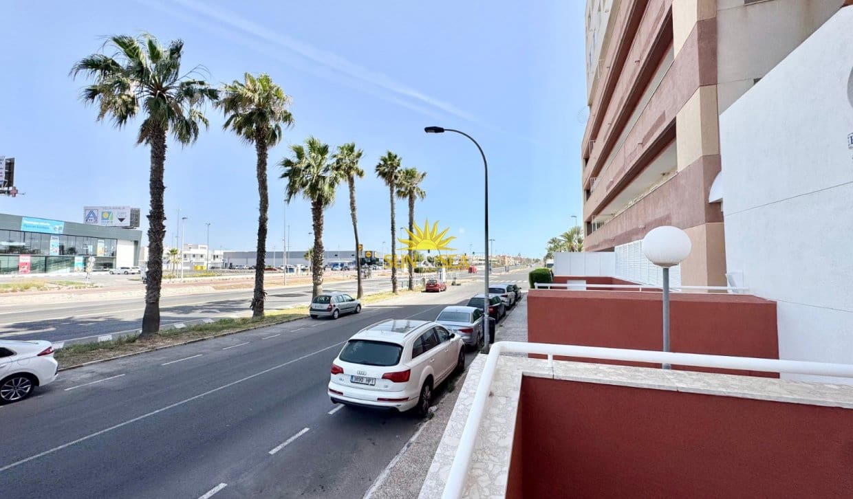 Appartement de 3 chambres à louer à Torrevieja avec piscine - 1 300 € (Ref: 9918790)