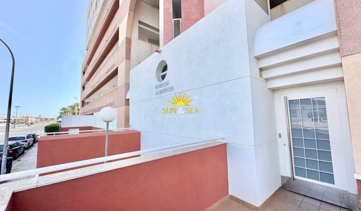 Appartement de 3 chambres à louer à Torrevieja avec piscine - 1 300 € (Ref: 9918790)