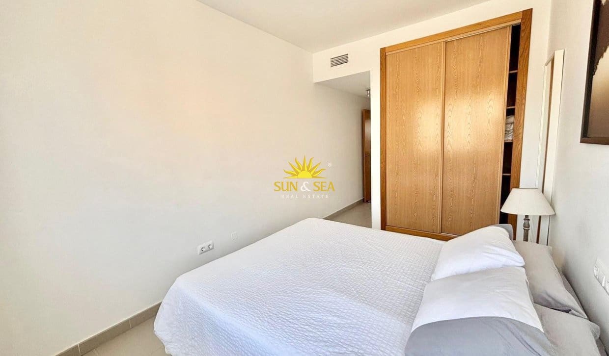 2 slaapkamer Appartement te huur in La Manga del Mar Menor met zwembad garage - € 950 (Ref: 9921097)
