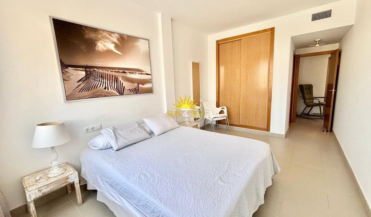 2 slaapkamer Appartement te huur in La Manga del Mar Menor met zwembad garage - € 950 (Ref: 9921097)