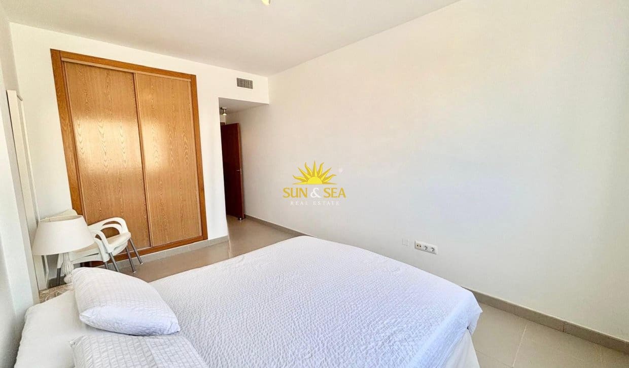 2 slaapkamer Appartement te huur in La Manga del Mar Menor met zwembad garage - € 950 (Ref: 9921097)