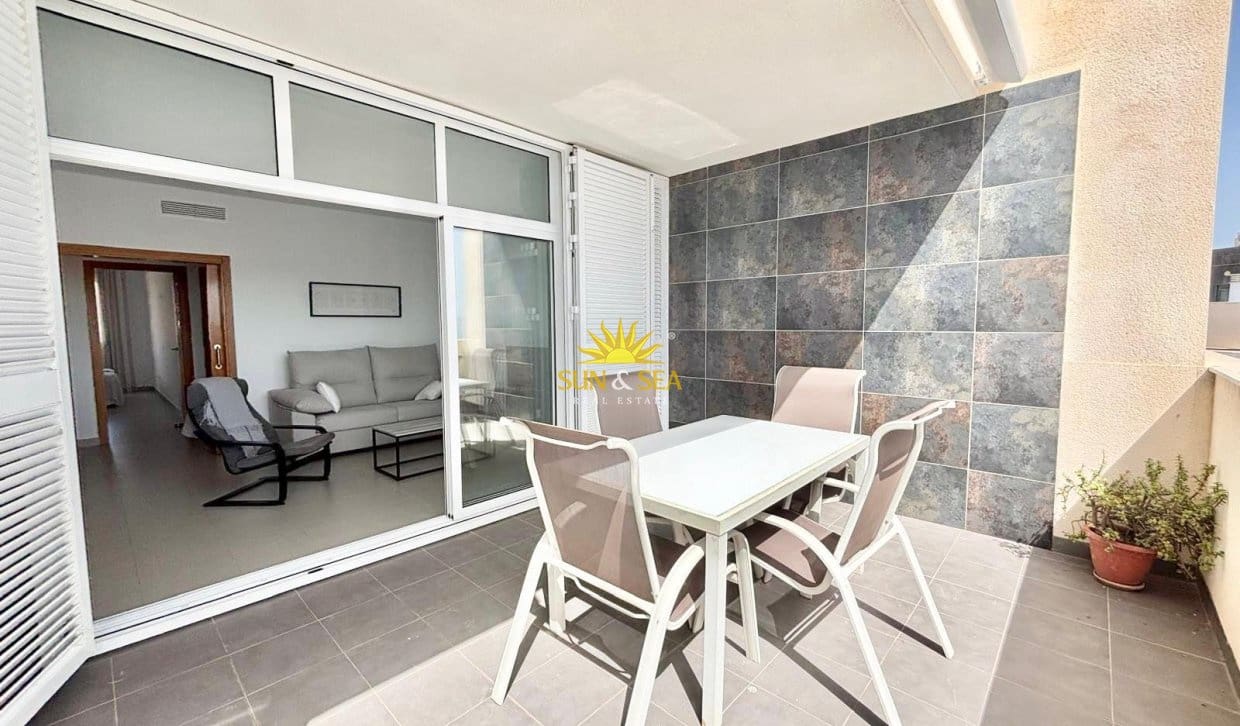 2 slaapkamer Appartement te huur in La Manga del Mar Menor met zwembad garage - € 950 (Ref: 9921097)