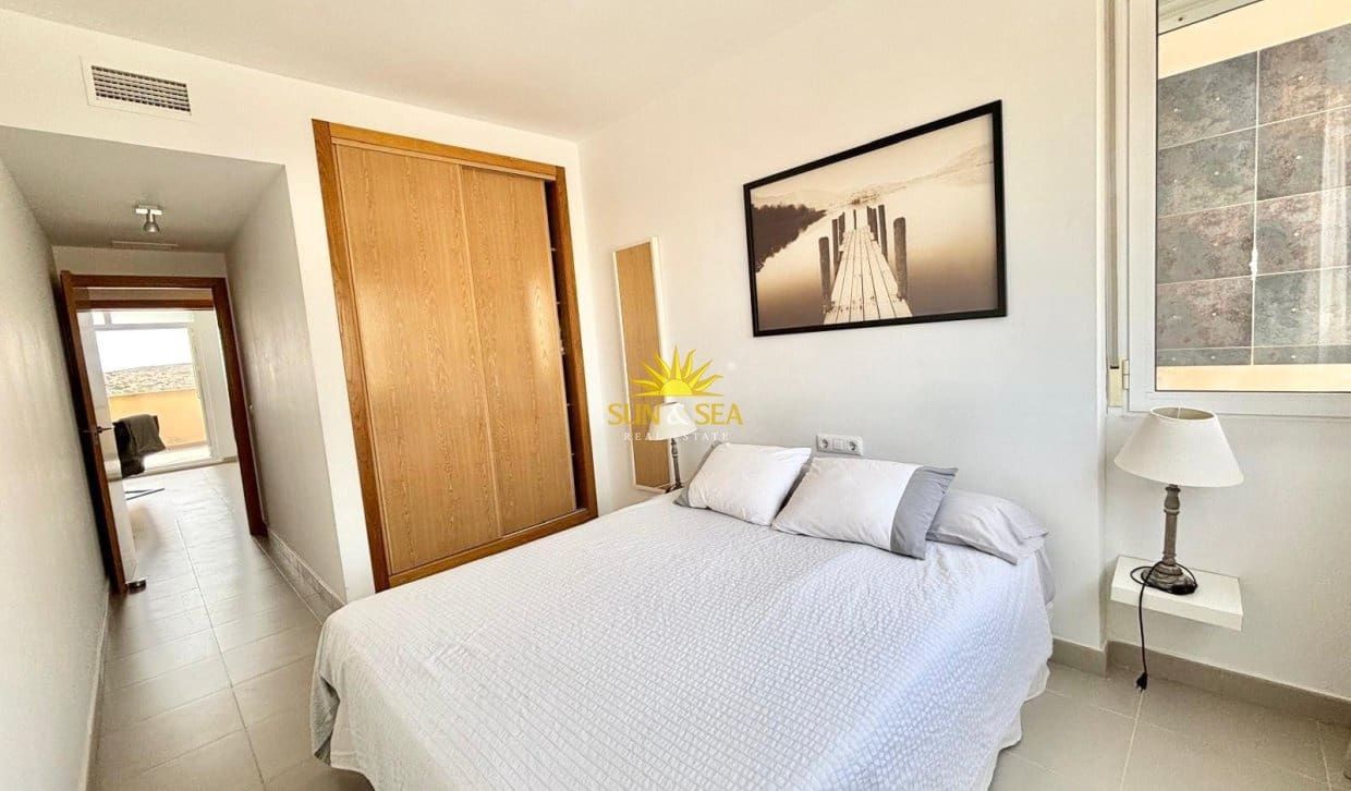 2 slaapkamer Appartement te huur in La Manga del Mar Menor met zwembad garage - € 950 (Ref: 9921097)