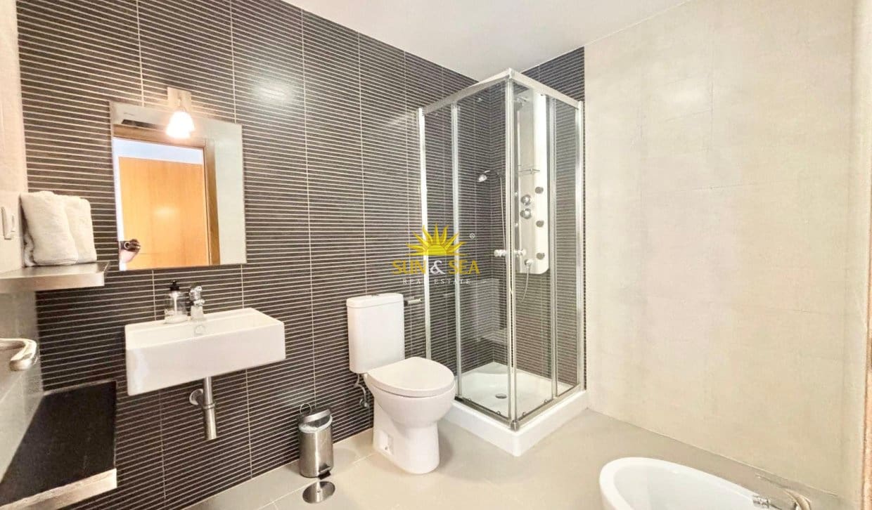 2 slaapkamer Appartement te huur in La Manga del Mar Menor met zwembad garage - € 950 (Ref: 9921097)