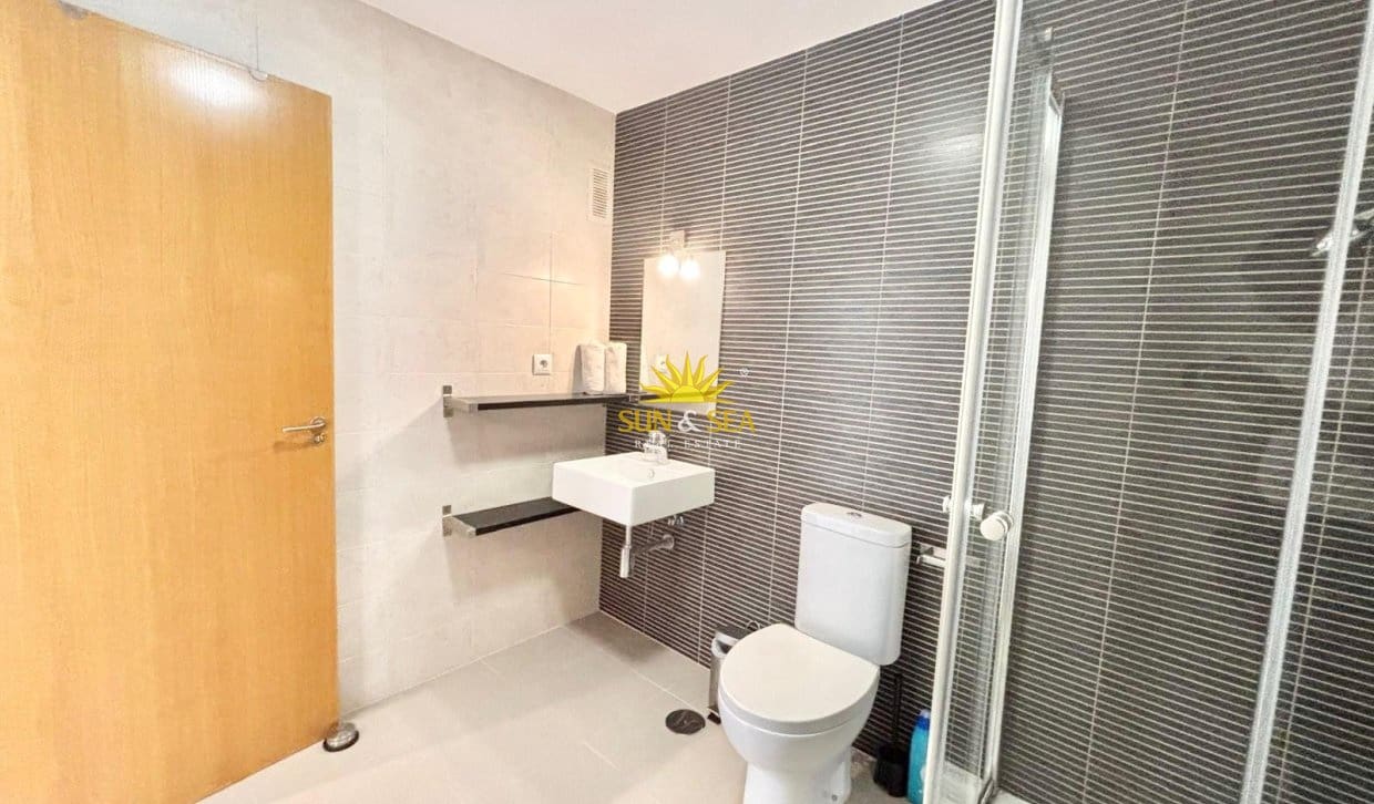 2 slaapkamer Appartement te huur in La Manga del Mar Menor met zwembad garage - € 950 (Ref: 9921097)