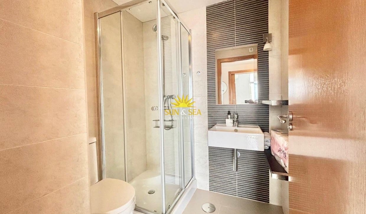 2 slaapkamer Appartement te huur in La Manga del Mar Menor met zwembad garage - € 950 (Ref: 9921097)