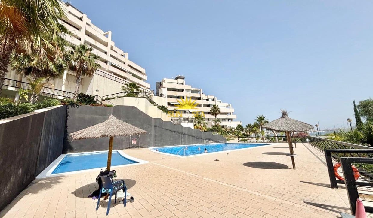 2 slaapkamer Appartement te huur in La Manga del Mar Menor met zwembad garage - € 950 (Ref: 9921097)