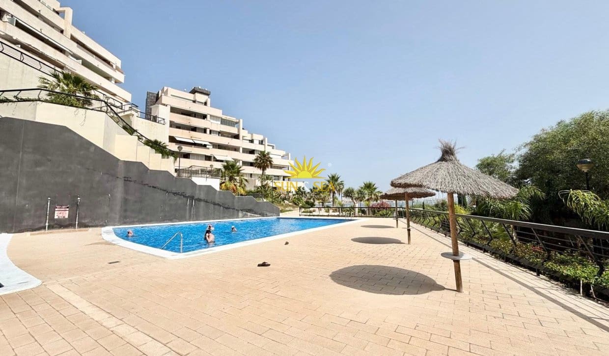 2 slaapkamer Appartement te huur in La Manga del Mar Menor met zwembad garage - € 950 (Ref: 9921097)