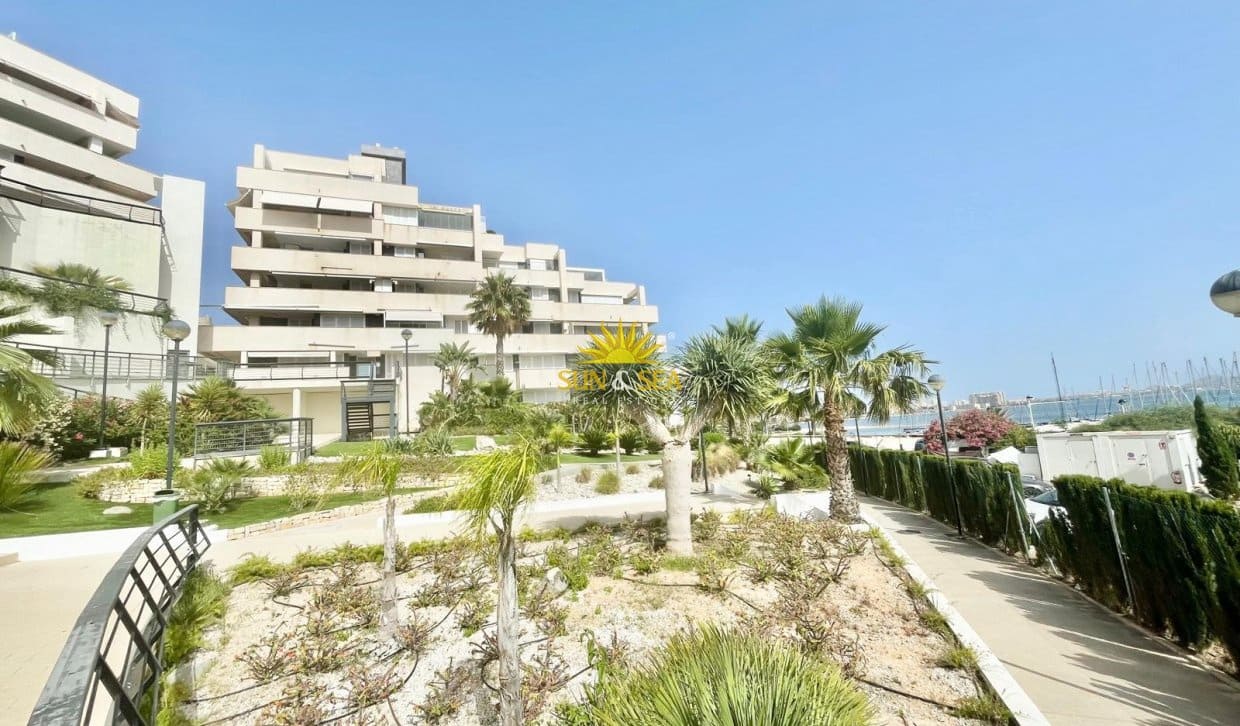 2 slaapkamer Appartement te huur in La Manga del Mar Menor met zwembad garage - € 950 (Ref: 9921097)