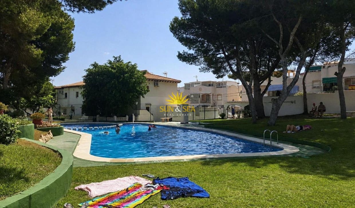 2 soveværelse Bungalow til salg i Torrevieja med swimmingpool - € 135.000 (Ref: 9921404)