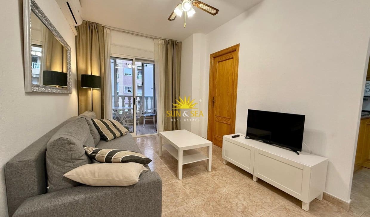 1 makuuhuone Huoneisto myytävänä paikassa Torrevieja mukana uima-altaan - 109 900 € (Ref: 9924863)