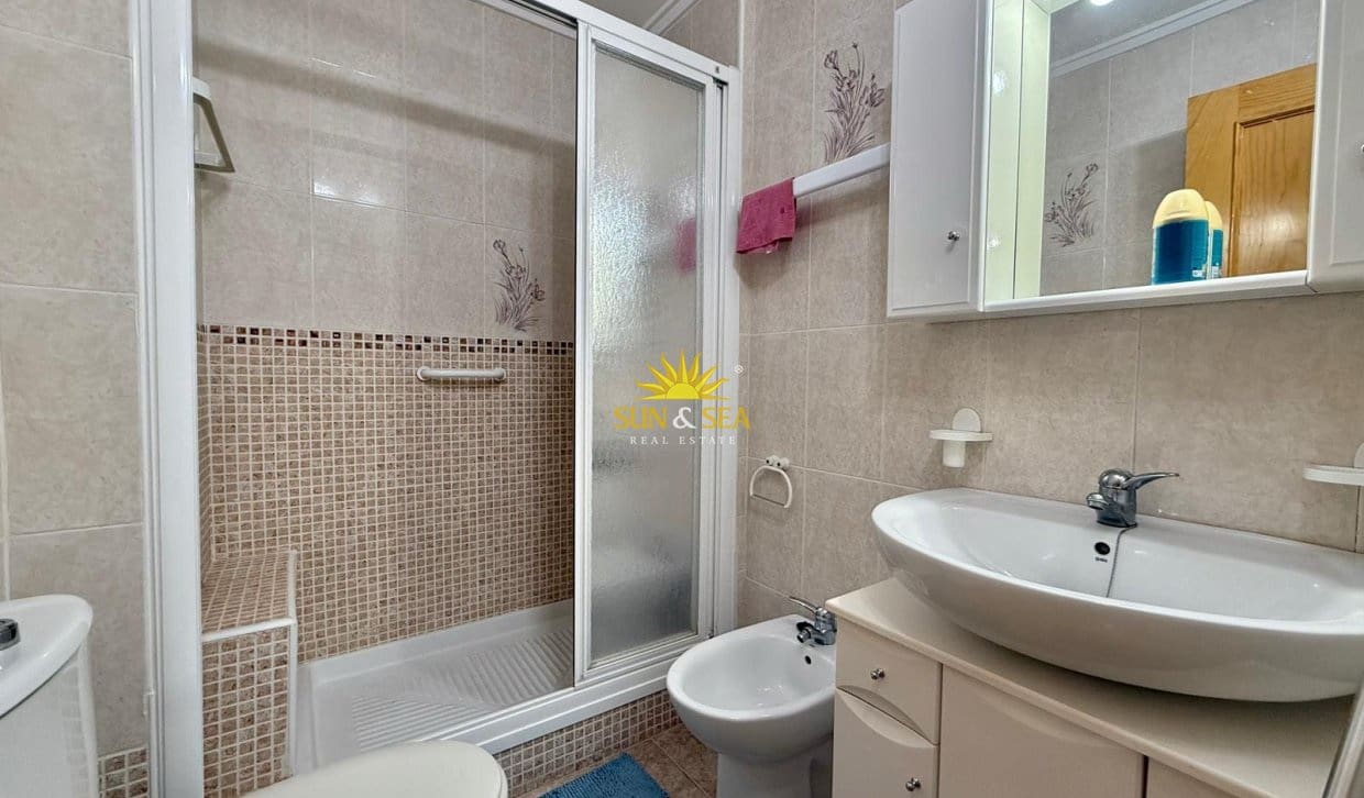 1 makuuhuone Huoneisto myytävänä paikassa Torrevieja mukana uima-altaan - 109 900 € (Ref: 9924863)