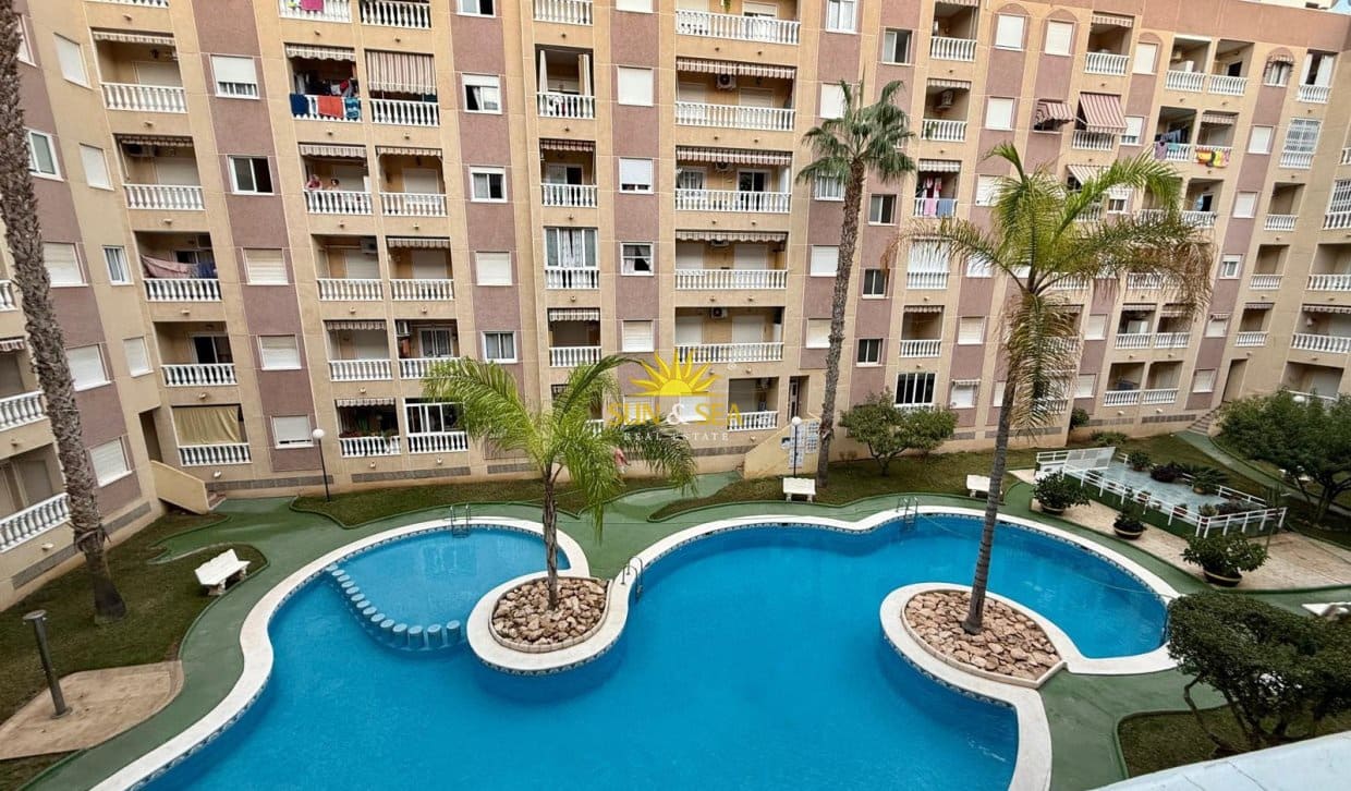 1 makuuhuone Huoneisto myytävänä paikassa Torrevieja mukana uima-altaan - 109 900 € (Ref: 9924863)