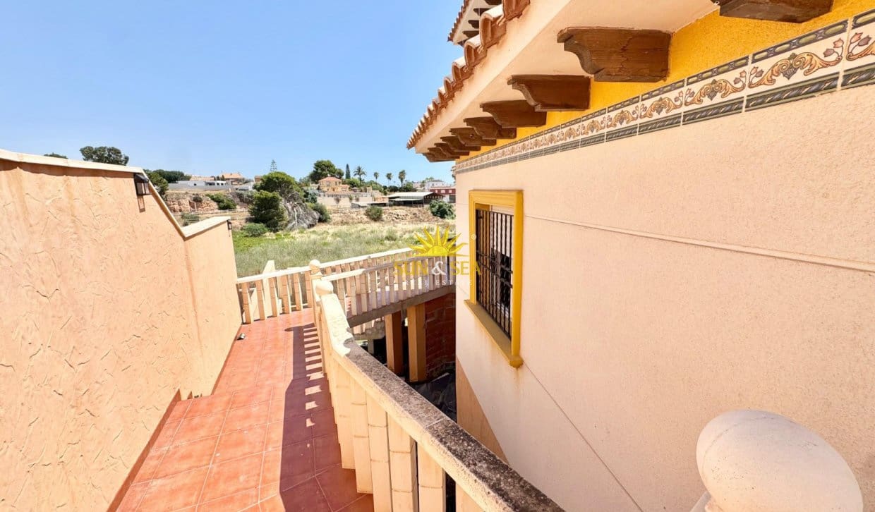 3 bedroom Villa for rent in Orihuela Costa with pool garage - € 1,500 (Ref: 9924945)