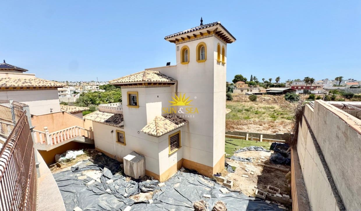 3 bedroom Villa for rent in Orihuela Costa with pool garage - € 1,500 (Ref: 9924945)