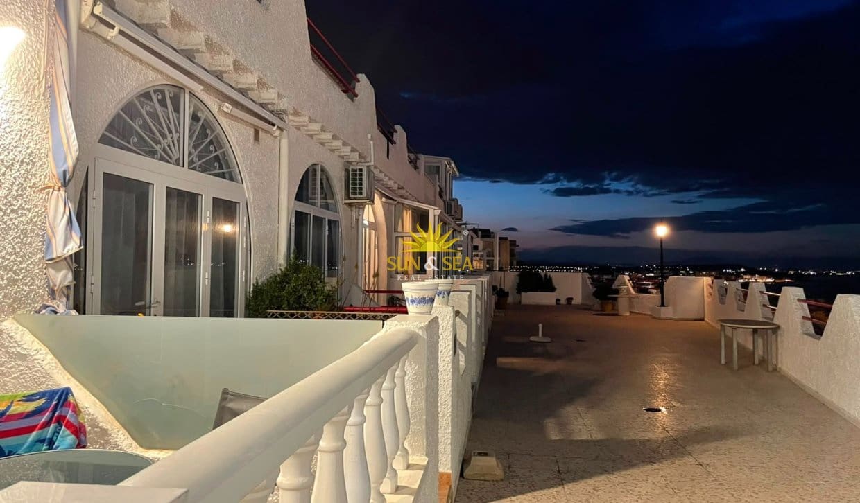 1 bedroom Townhouse for rent in Torrevieja with garage - € 1,000 (Ref: 9936699)