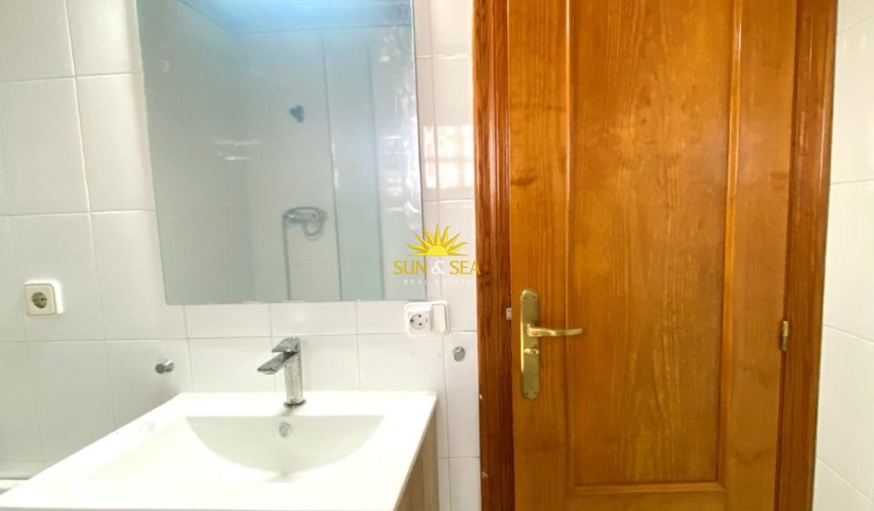 2 bedroom Villa for rent in Torrevieja with garage - € 1,200 (Ref: 9936701)