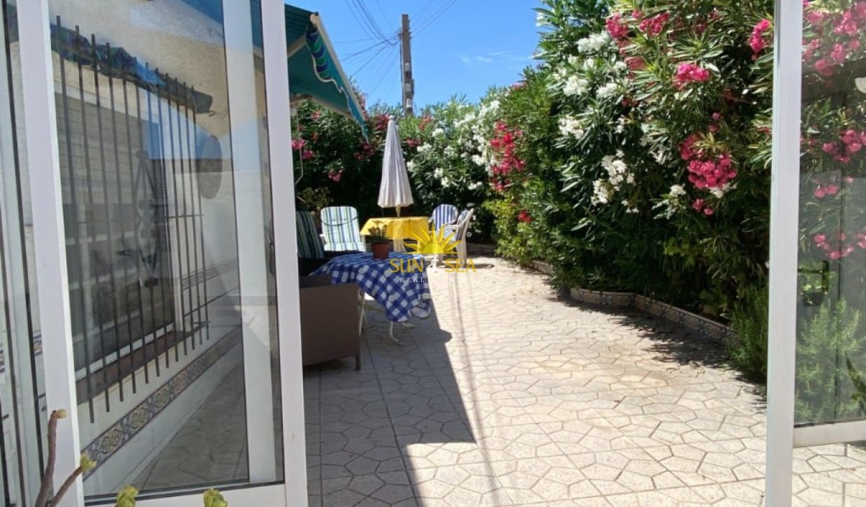 2 bedroom Villa for rent in Torrevieja with garage - € 1,200 (Ref: 9936701)