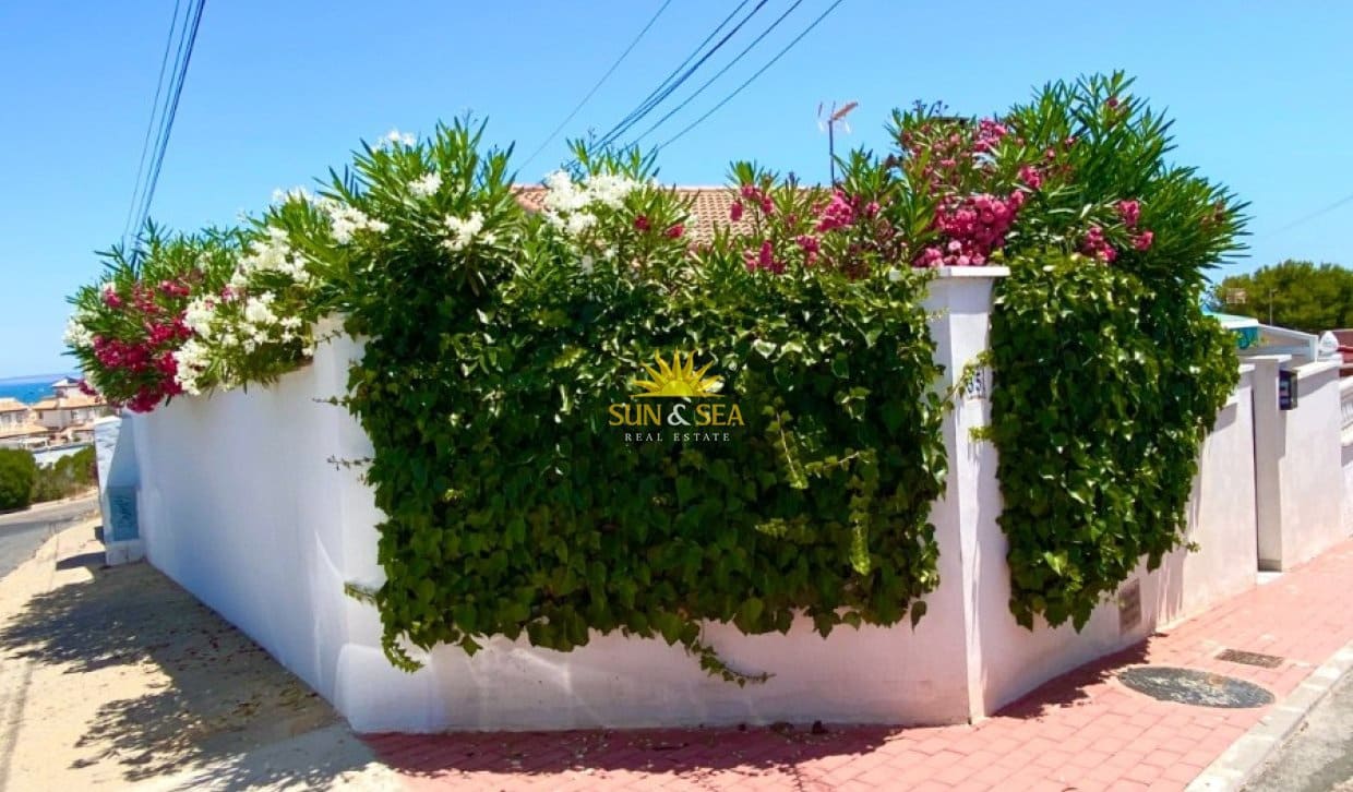 2 bedroom Villa for rent in Torrevieja with garage - € 1,200 (Ref: 9936701)