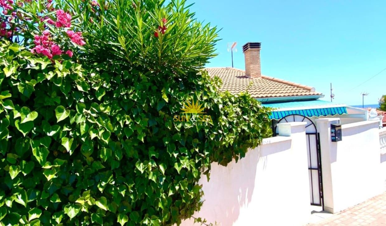 2 bedroom Villa for rent in Torrevieja with garage - € 1,200 (Ref: 9936701)