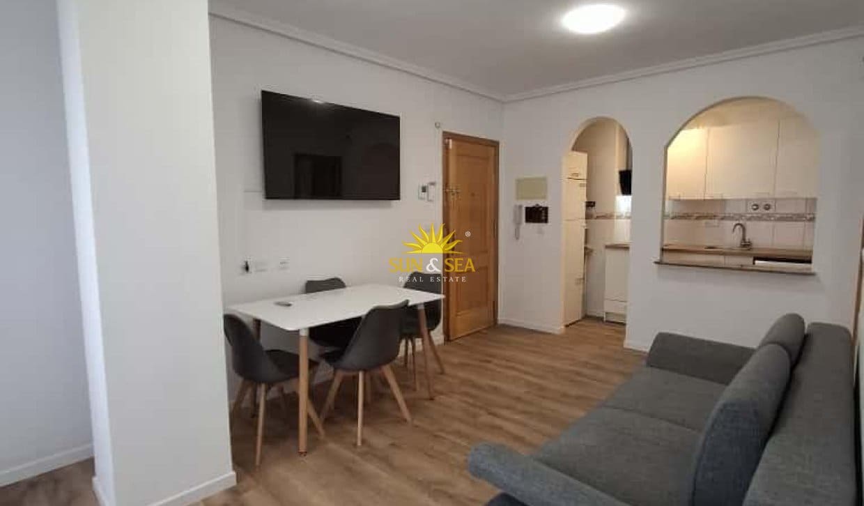 1 slaapkamer Appartement te huur in Torrevieja met zwembad - € 750 (Ref: 9936702)