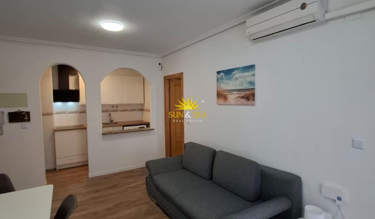 1 slaapkamer Appartement te huur in Torrevieja met zwembad - € 750 (Ref: 9936702)