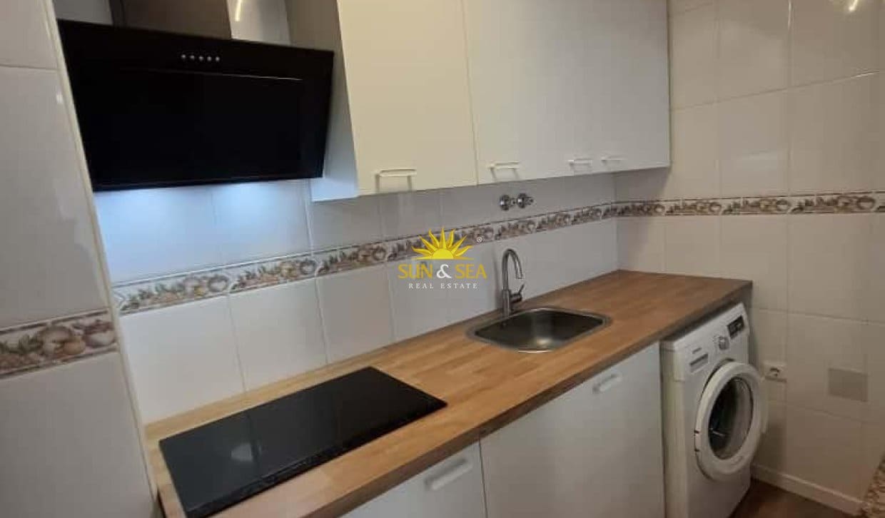 1 slaapkamer Appartement te huur in Torrevieja met zwembad - € 750 (Ref: 9936702)