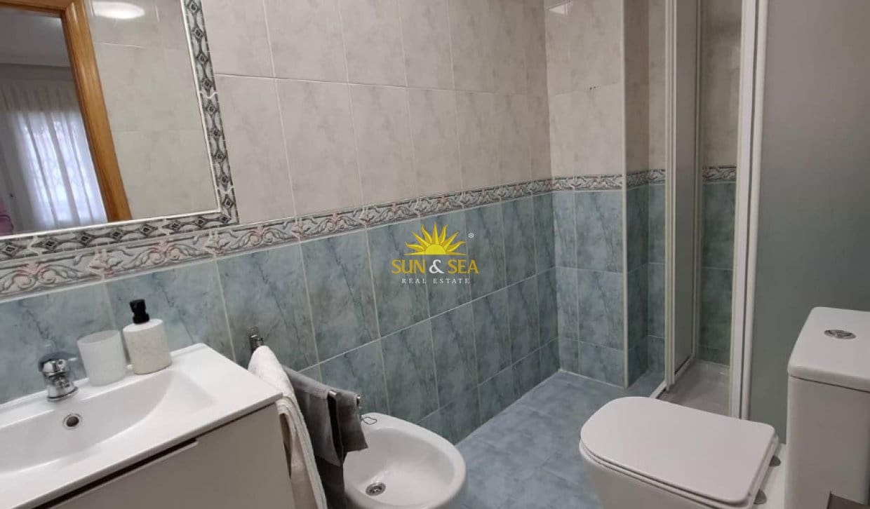1 slaapkamer Appartement te huur in Torrevieja met zwembad - € 750 (Ref: 9936702)