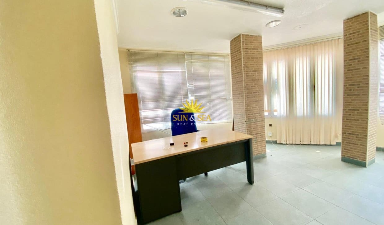 1 soveværelse Virksomhed til salg i Torrevieja med garage - € 207.900 (Ref: 9939021)