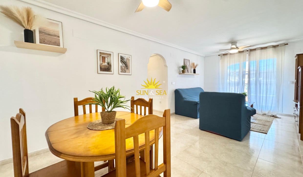 2 slaapkamer Appartement voor vakantieverhuur in Orihuela Costa met zwembad - € 850 (Ref: 9941278)