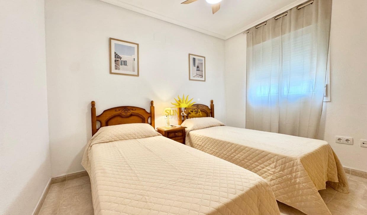 2 slaapkamer Appartement voor vakantieverhuur in Orihuela Costa met zwembad - € 850 (Ref: 9941278)