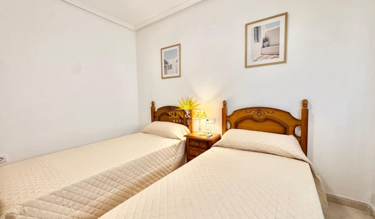 2 slaapkamer Appartement voor vakantieverhuur in Orihuela Costa met zwembad - € 850 (Ref: 9941278)