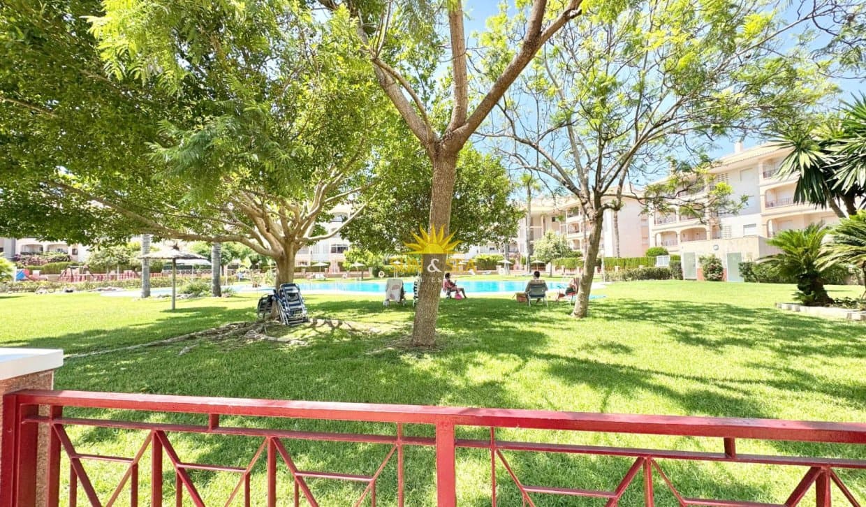 2 slaapkamer Appartement voor vakantieverhuur in Orihuela Costa met zwembad - € 850 (Ref: 9941278)
