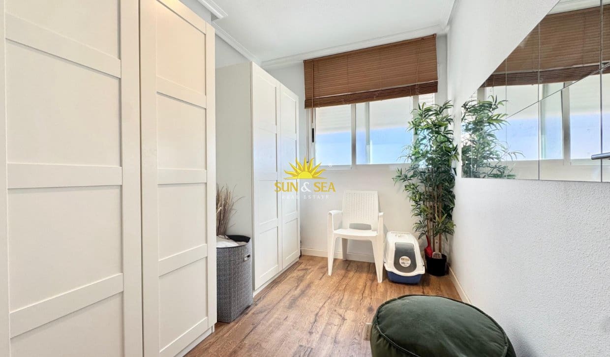 2 soveværelse Lejlighed til leje i Torrevieja med swimmingpool - € 850 (Ref: 9944851)