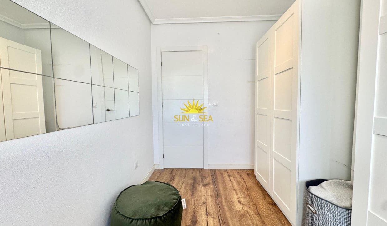 2 soveværelse Lejlighed til leje i Torrevieja med swimmingpool - € 850 (Ref: 9944851)