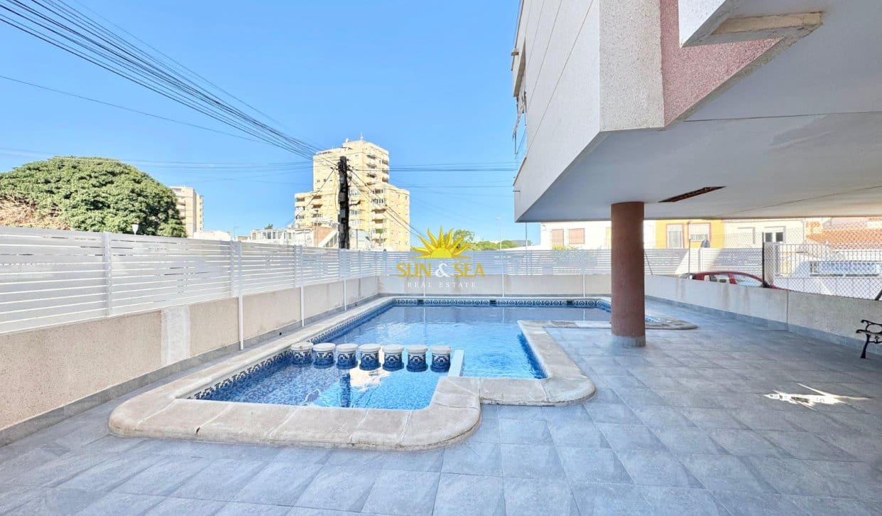 2 soveværelse Lejlighed til leje i Torrevieja med swimmingpool - € 850 (Ref: 9944851)