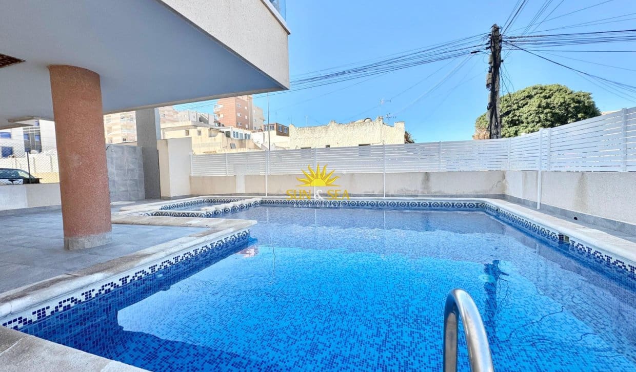 2 soveværelse Lejlighed til leje i Torrevieja med swimmingpool - € 850 (Ref: 9944851)