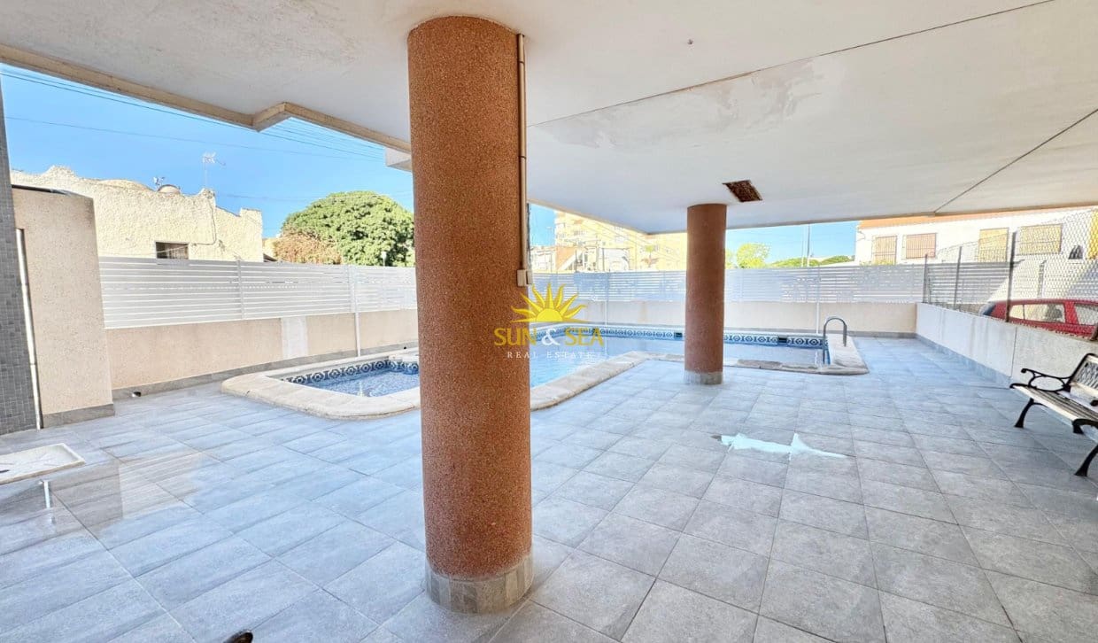2 soveværelse Lejlighed til leje i Torrevieja med swimmingpool - € 850 (Ref: 9944851)