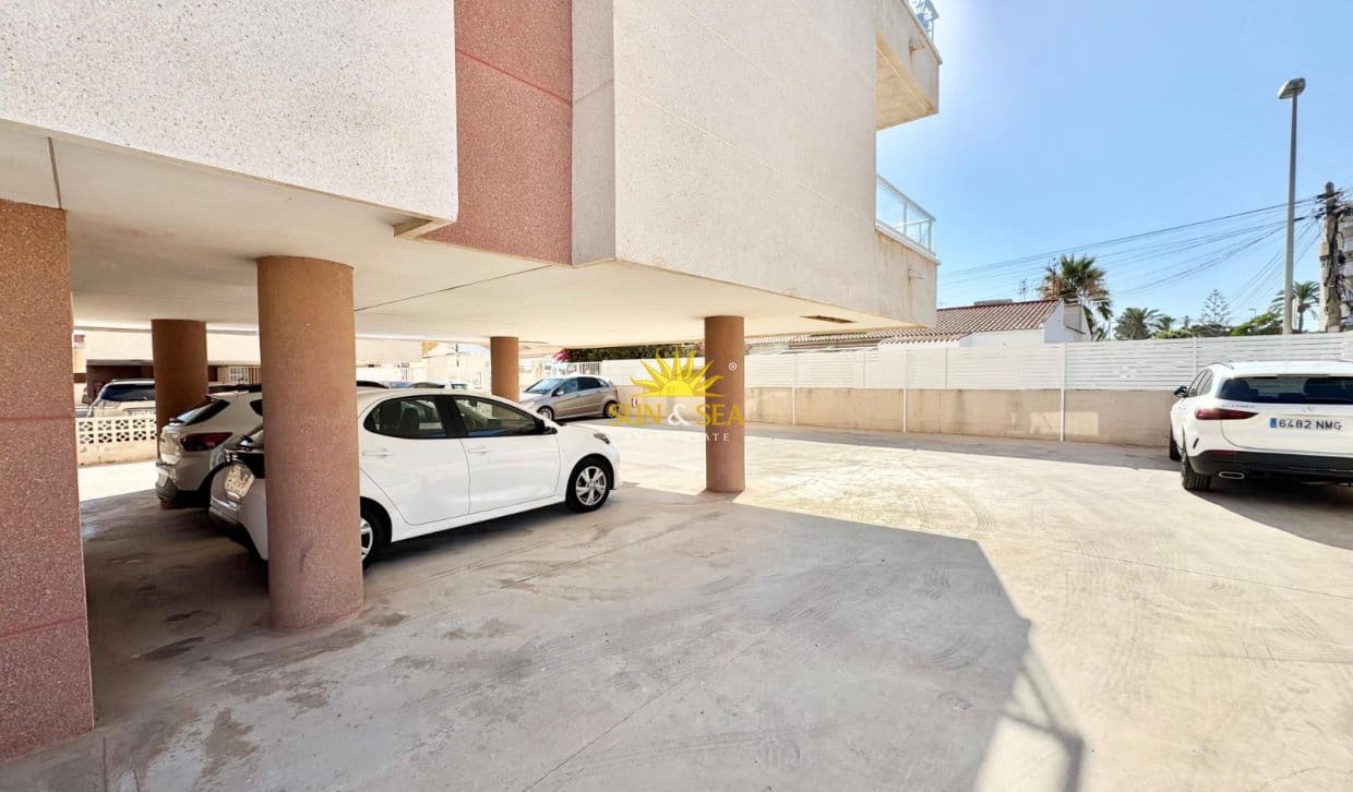 2 soveværelse Lejlighed til leje i Torrevieja med swimmingpool - € 850 (Ref: 9944851)
