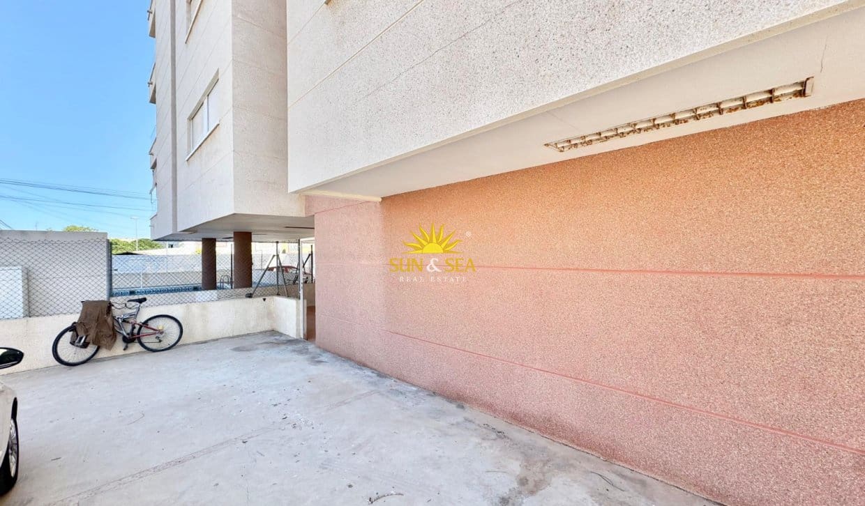 2 soveværelse Lejlighed til leje i Torrevieja med swimmingpool - € 850 (Ref: 9944851)