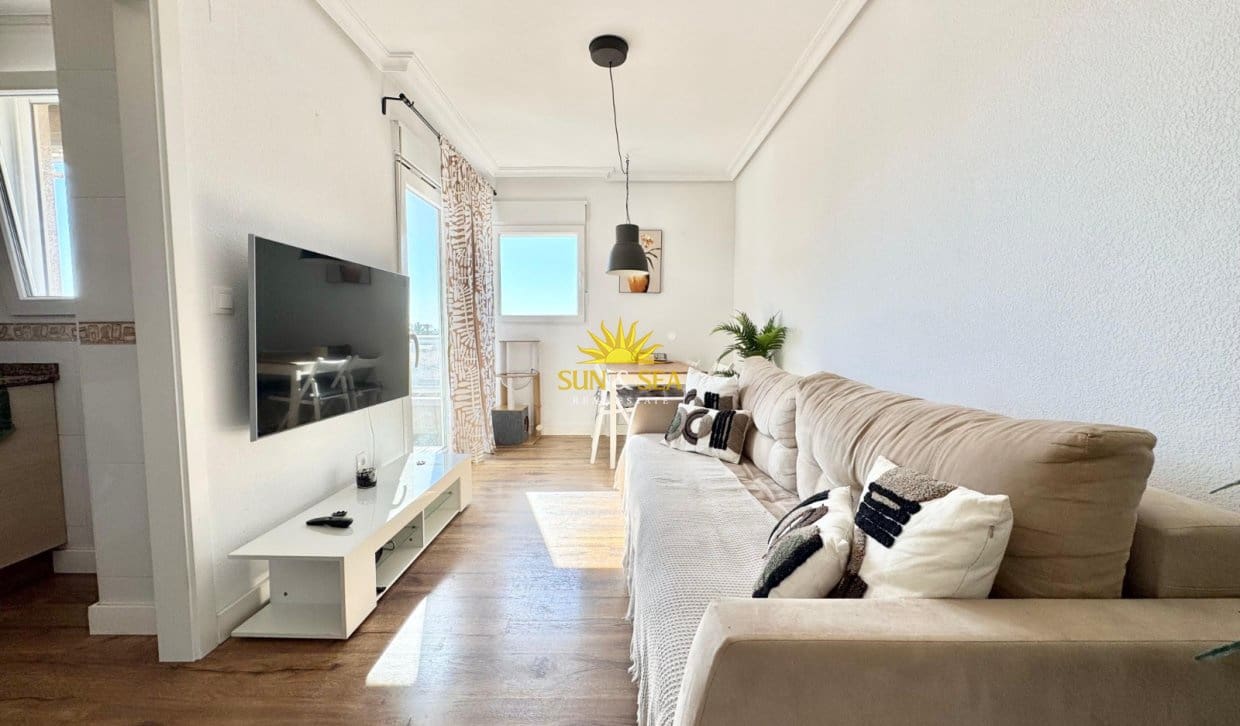 2 soveværelse Lejlighed til leje i Torrevieja med swimmingpool - € 850 (Ref: 9944851)