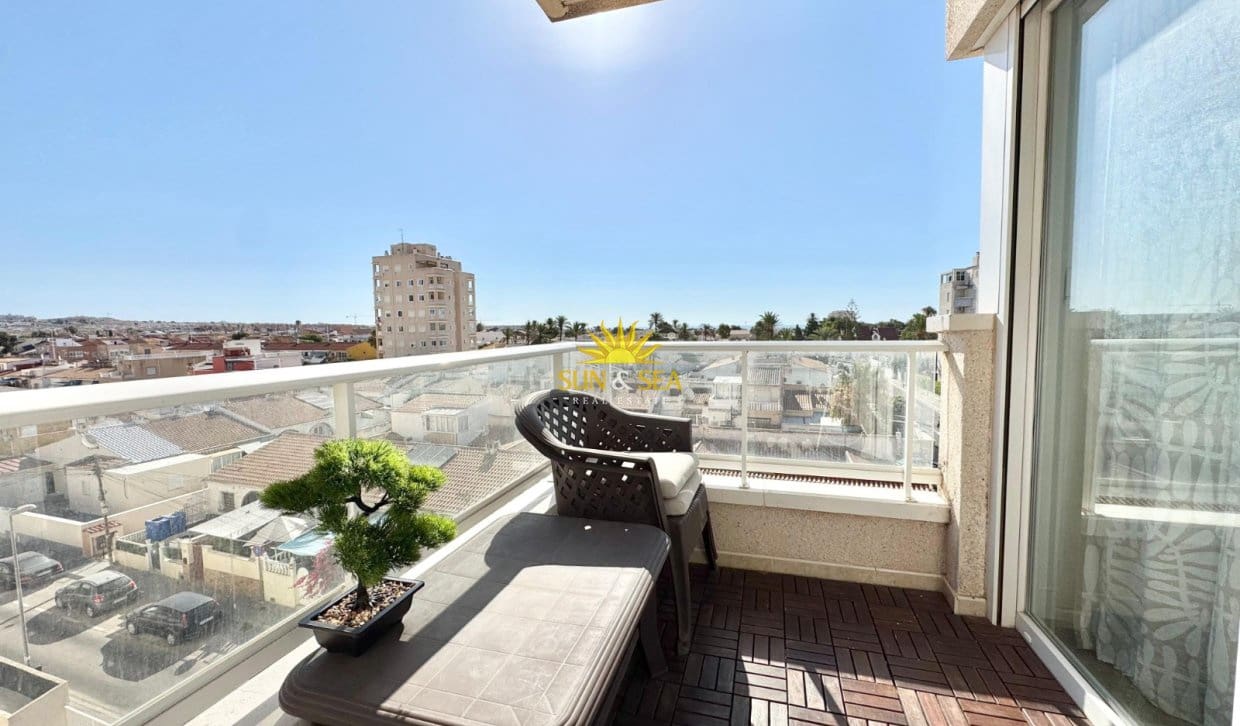 2 soveværelse Lejlighed til leje i Torrevieja med swimmingpool - € 850 (Ref: 9944851)